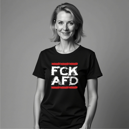 Frau trägt FCK AFD T‑Shirt Damenfit mit rotem Backstein‑Hintergrund

