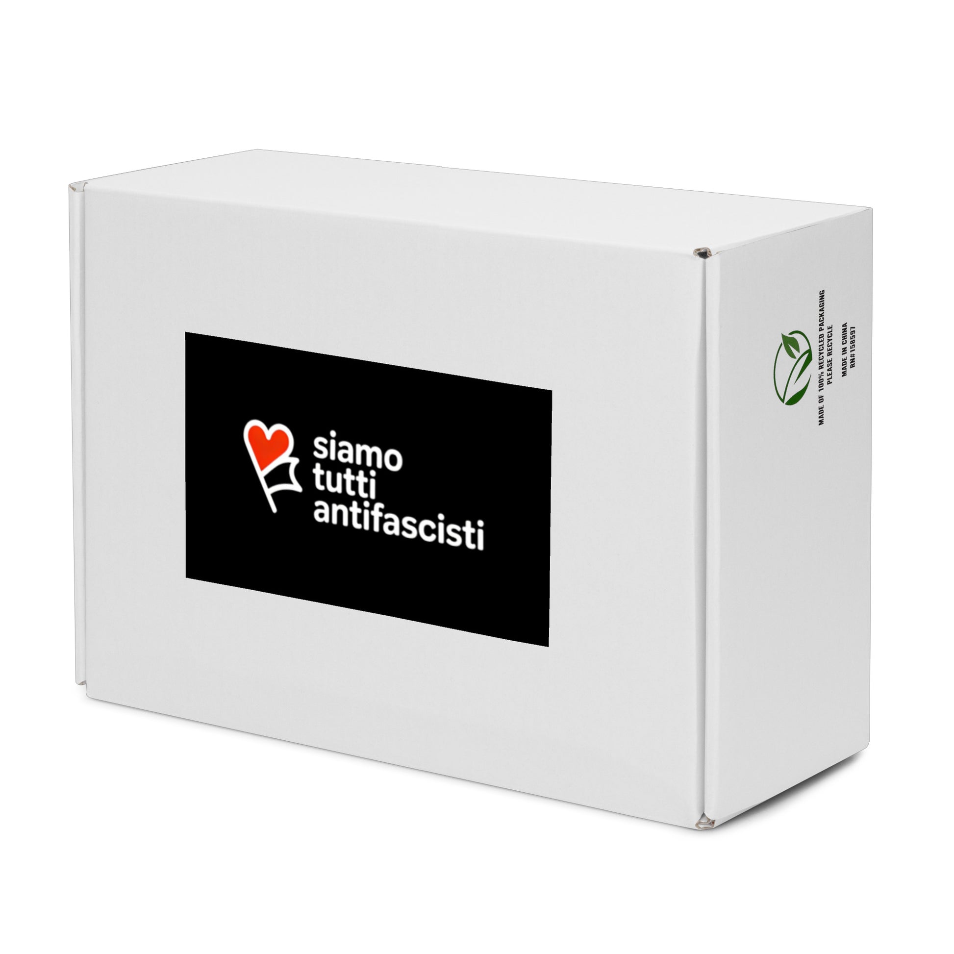 Schwarze High‑Top‑Sneaker mit Herzsymbol und der Botschaft ‚siamo tutti antifascisti‘ – ein Schuh für Solidarität und Haltung. Verpackung