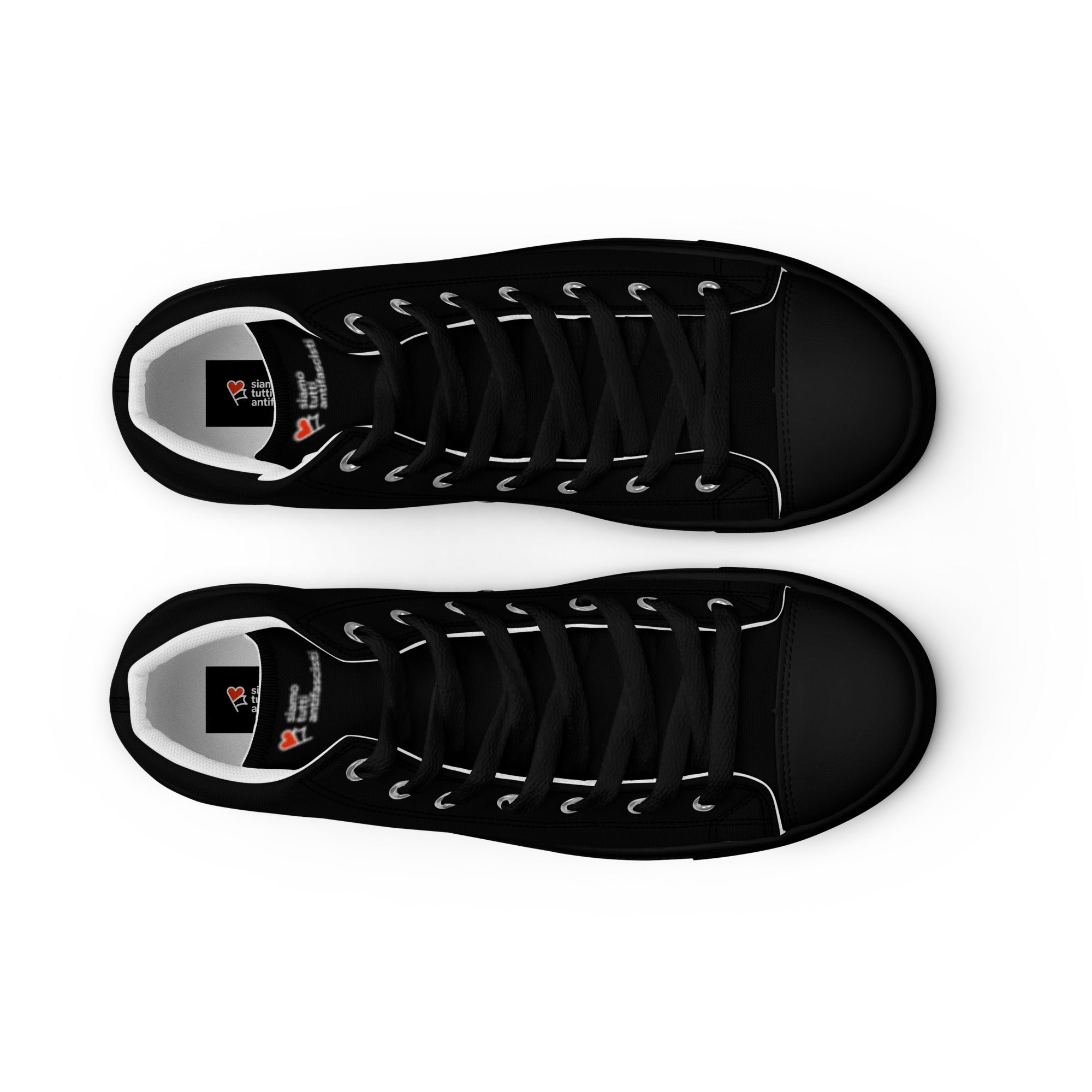„Herren‑Sneaker aus Canvas mit beige‑schwarzem Vintage‑Emblem, das eine Fackel und einen Lorbeerkranz zeigt, umgeben vom Schriftzug ‚Siamo tutti antifascisti‘.“