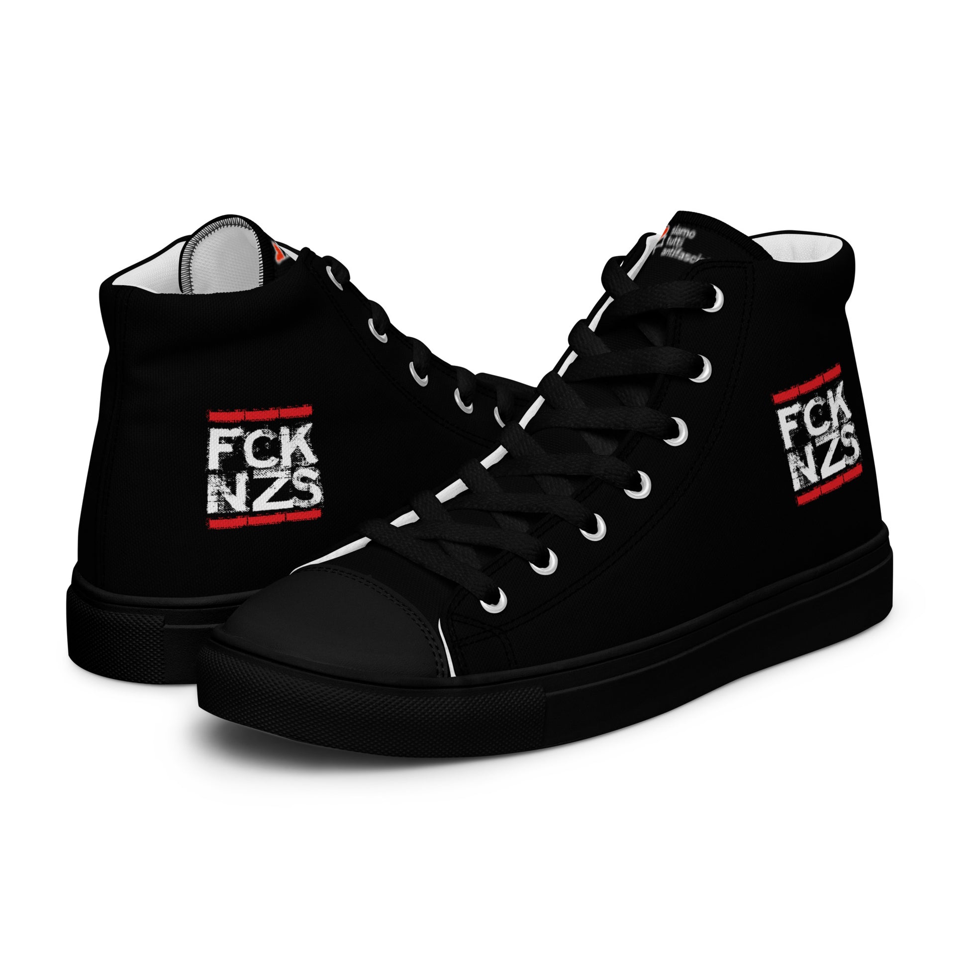 „Herren‑Leinenschuhe mit dem Schriftzug FCK NZS als politisches Statement.“

