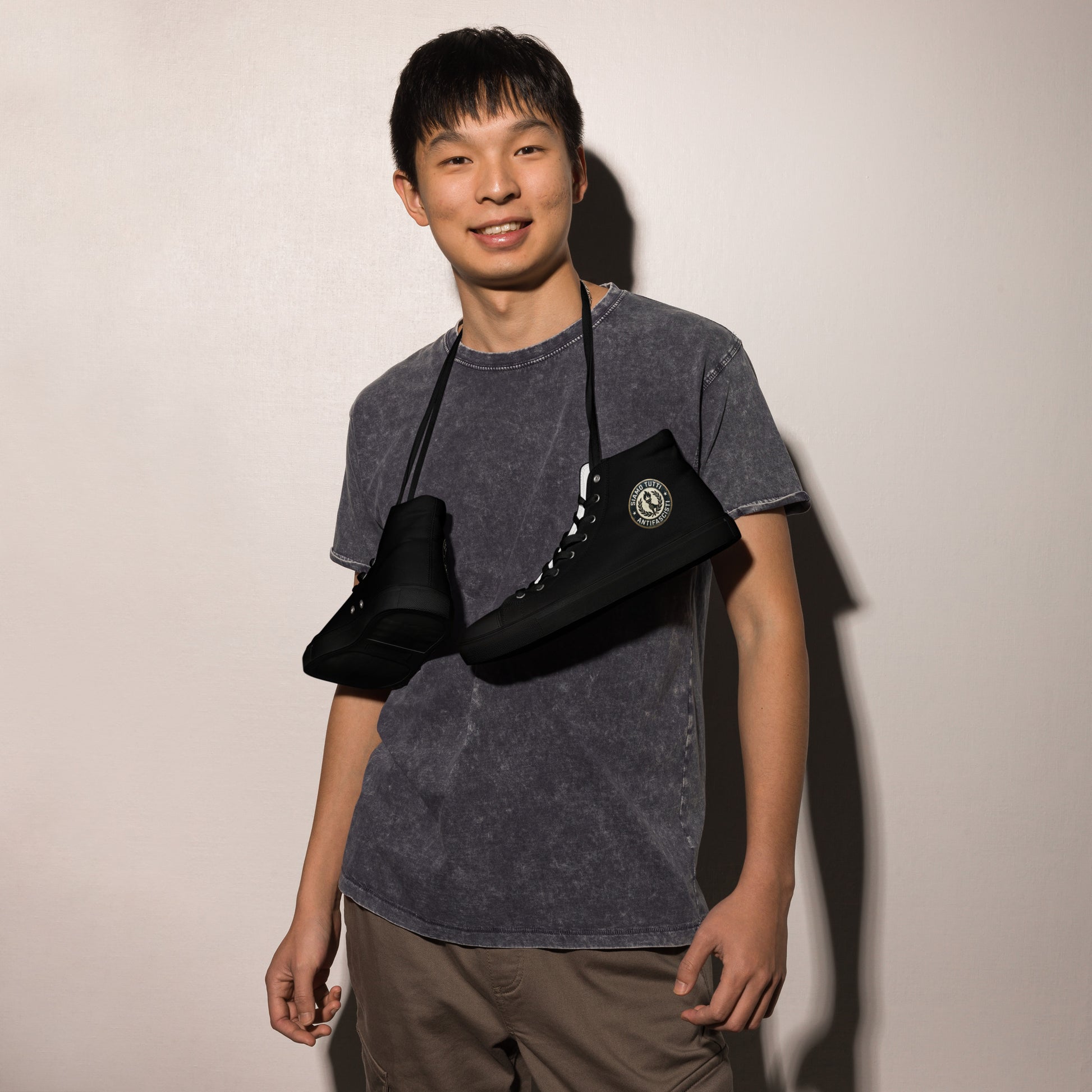 Antifaschistische Herren‑Schuhe – Vintage Fackel‑Logo & klarer Slogan

