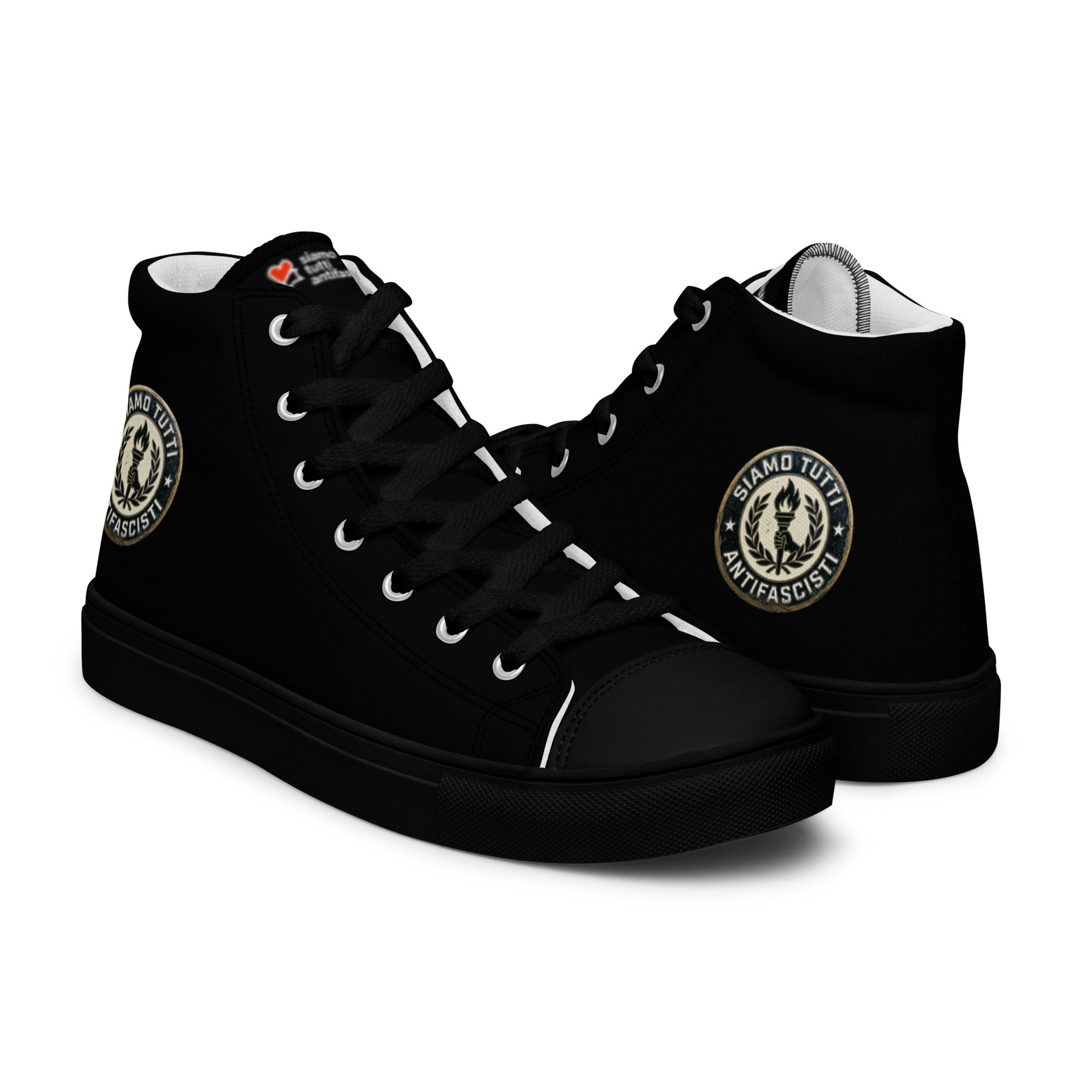 „Antifaschistische Herren‑Leinenschuhe mit Fackel‑Emblem und italienischem Slogan ‚Siamo tutti antifascisti‘.“

