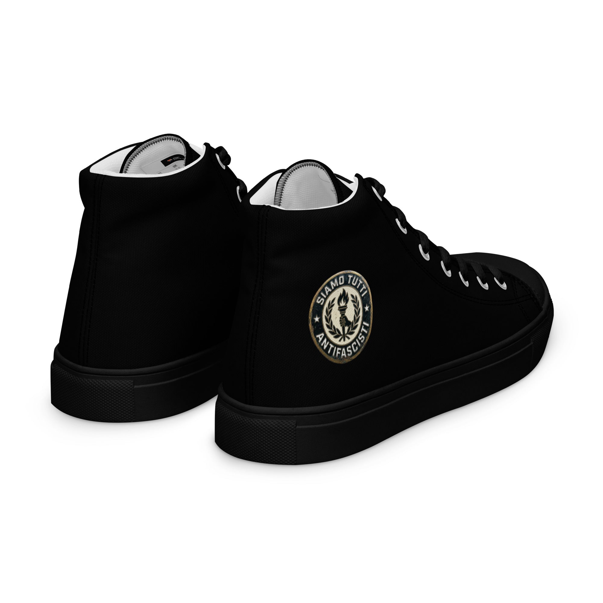 „Schwarze Herren‑Canvas‑Schuhe mit Vintage‑Fackel‑Logo und antifaschistischem Slogan.“