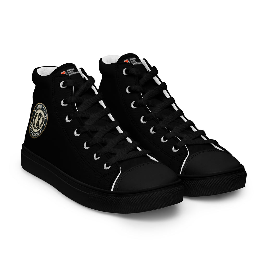 „Herren‑Leinenschuhe mit rundem Fackel‑Emblem und dem Schriftzug ‚Siamo tutti antifascisti‘.“

