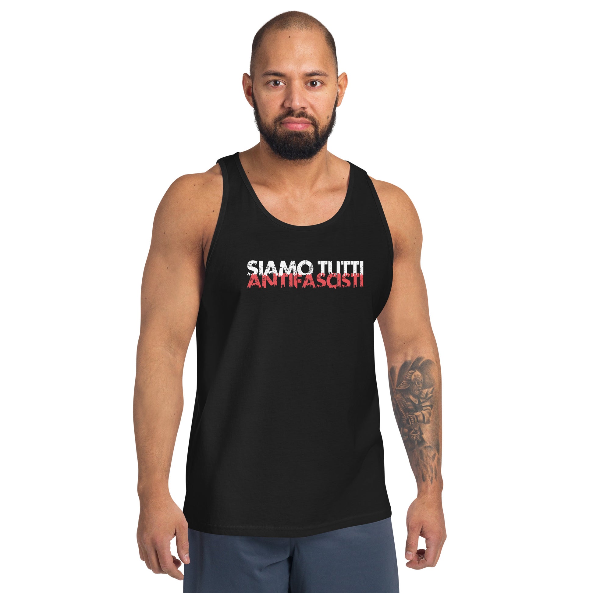 „Person trägt schwarzes Tanktop mit Frontprint ‚SIAMO TUTTI ANTIFASCISTI‘ in Weiß und Rot mit distressed Schrift – klares antifaschistisches Statement durch minimalistisches Design.“