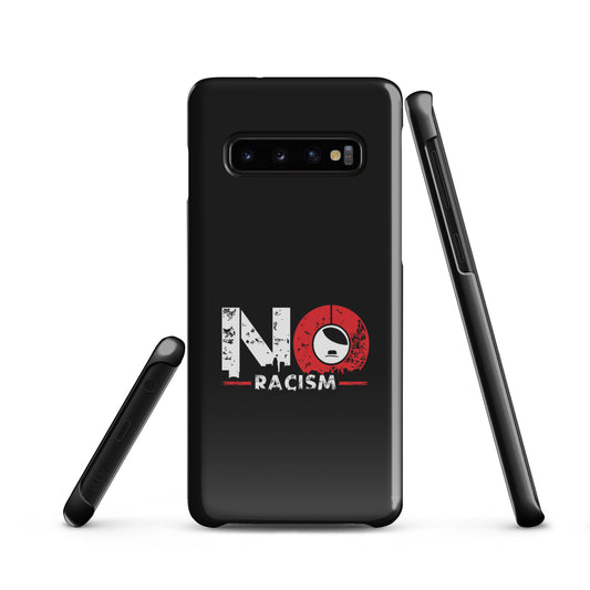 Schwarze Polycarbonat‑Hülle, Rückseite mit markantem „NO RACISM“ Schriftzug; sichtbare Kameraaussparung und glatte Oberfläche.