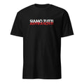 „Schwarzes Unisex T‑Shirt mit dem weißen und roten Schriftzug ‚Siamo tutti antifascisti‘, Teil der Budget Friendly Line aus 100 % Baumwolle.“
