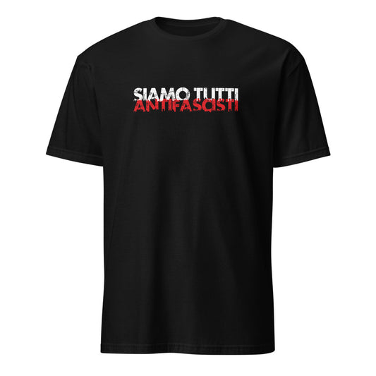 „Schwarzes Unisex T‑Shirt mit dem weißen und roten Schriftzug ‚Siamo tutti antifascisti‘, Teil der Budget Friendly Line aus 100 % Baumwolle.“