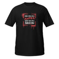 Schwarzes Unisex‑T‑Shirt mit einem rechteckigen, rot‑weißen Graffiti‑Print. Darin steht in gesprühter, leicht verlaufender Schrift: „BIN ICH ZU ANTIFA BIST DU ZU BRAUN“. Die Typografie wirkt wie gesprayt, mit Tropfen‑ und Drip‑Effekten.

