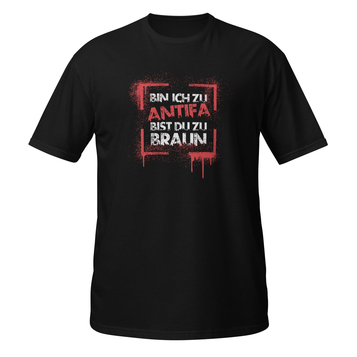 Schwarzes Unisex‑T‑Shirt mit einem rechteckigen, rot‑weißen Graffiti‑Print. Darin steht in gesprühter, leicht verlaufender Schrift: „BIN ICH ZU ANTIFA BIST DU ZU BRAUN“. Die Typografie wirkt wie gesprayt, mit Tropfen‑ und Drip‑Effekten.

