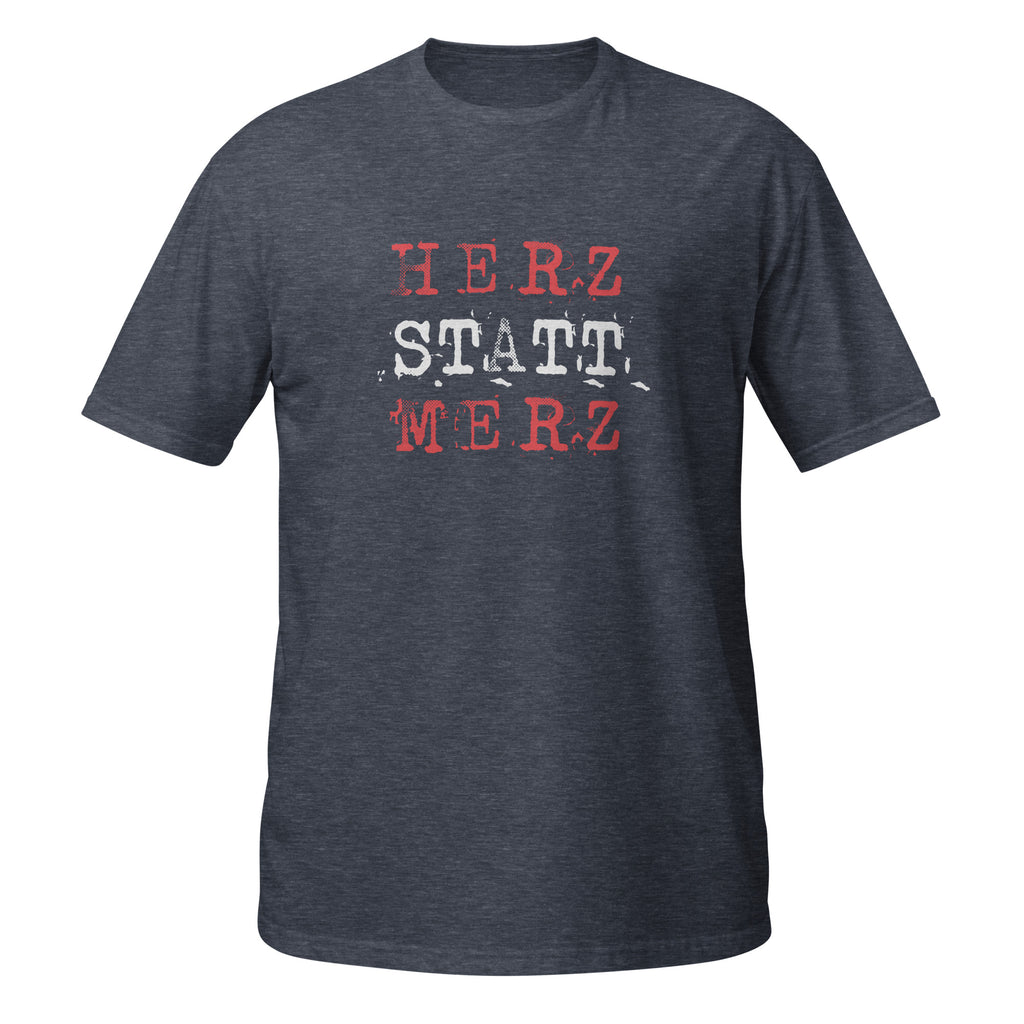 Graues T‑Shirt mit dem dreizeiligen Slogan „HERZ STATT MERZ“ in roter und weißer Distressed‑Typografie.


