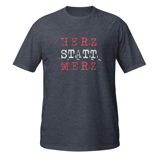 Graues T‑Shirt mit dem dreizeiligen Slogan „HERZ STATT MERZ“ in roter und weißer Distressed‑Typografie.

