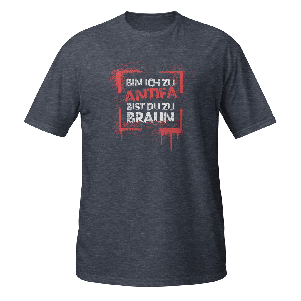 Graues Unisex‑T‑Shirt mit dem Statement „Bin ich zu Antifa, bist du zu braun“ im Graffiti‑Look.

