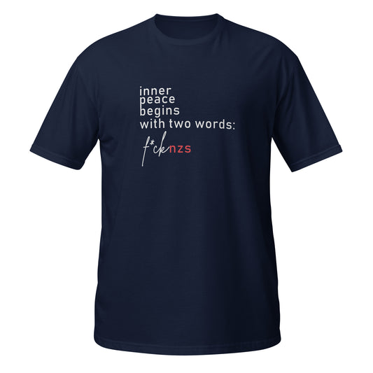 Blaues Shirt mit typografischem Statement: oben weißer, ruhiger Text in mehreren Zeilen, unten der kraftvolle Schriftzug „f*ck nzs“ in Rot und Script‑Font.