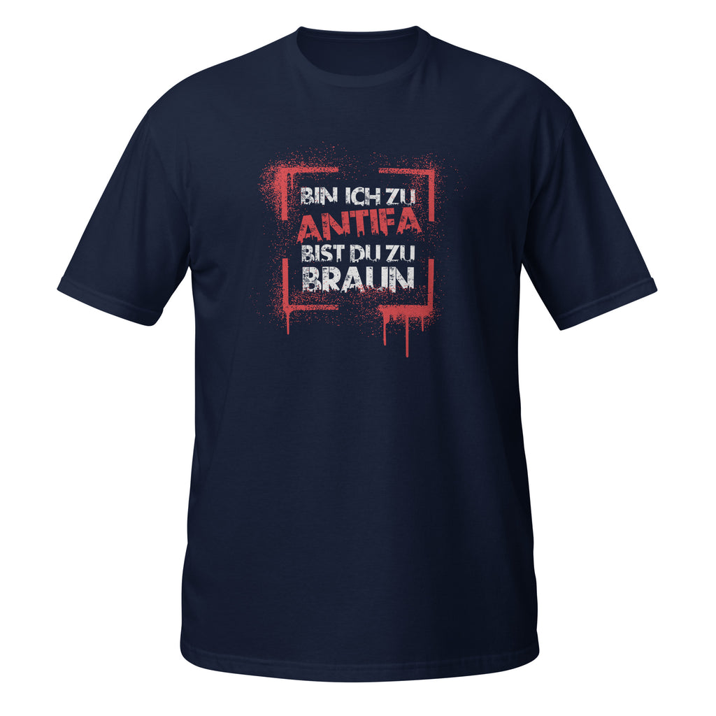 Politisches Statement‑Shirt mit rot‑weißer Spray‑Typografie.