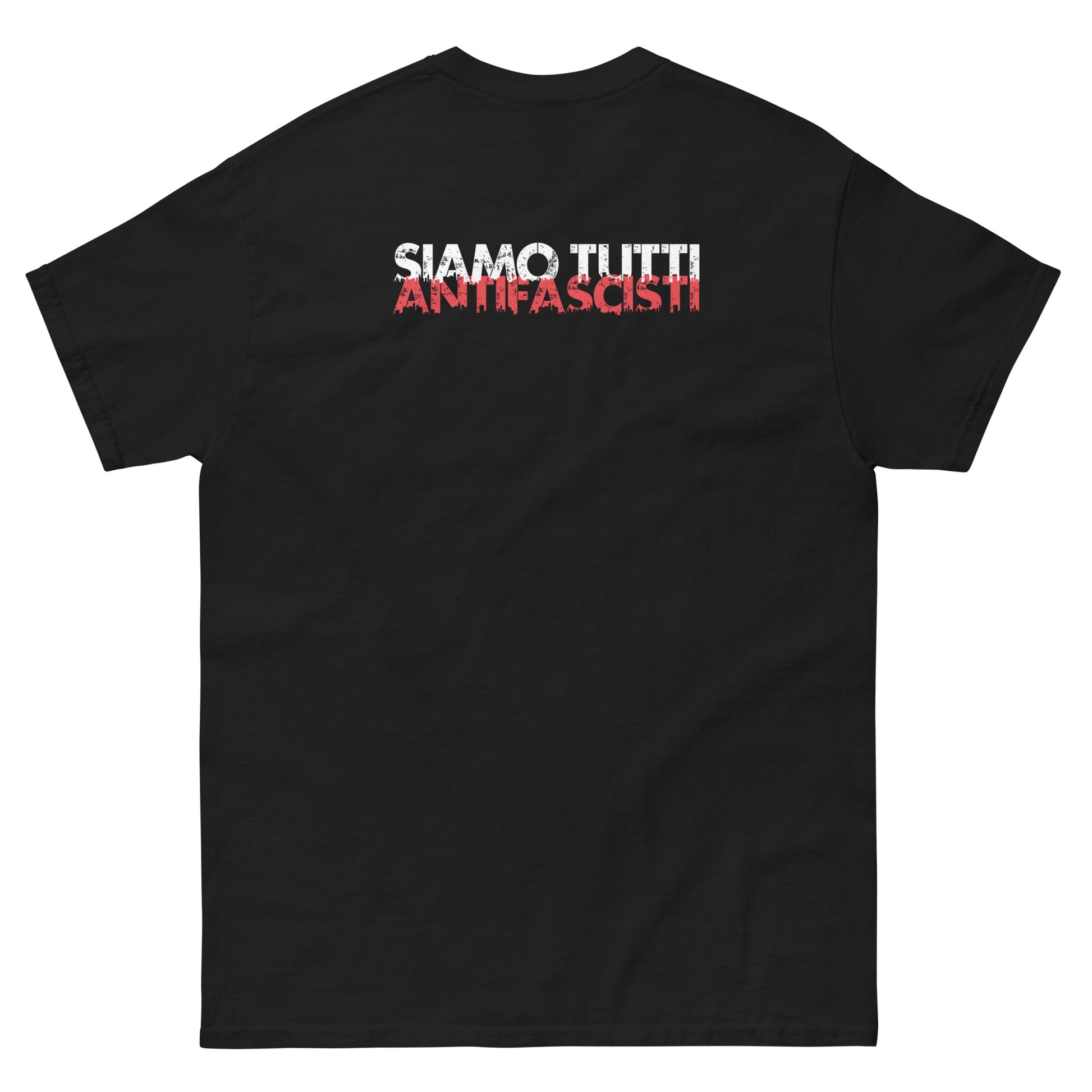 „Schwarzes T‑Shirt mit großem weißen Backprint ‚Siamo tutti antifascisti‘, klare Typografie, politisches Statement.“