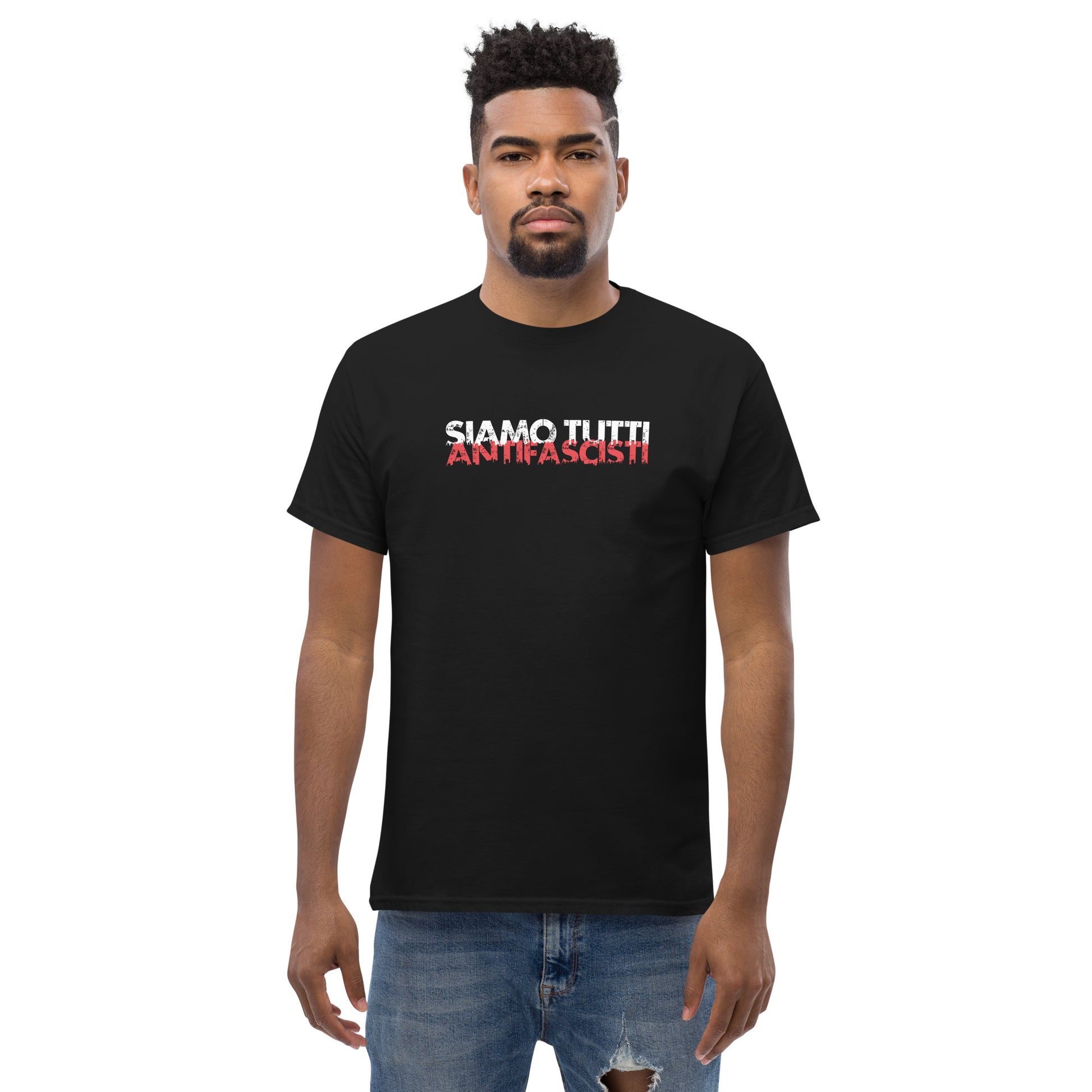Person trägt ein schwarzes Unisex T-Shirt mit dem Statement „SIAMO TUTTI ANTIFASCISTI“ in weiß-roter, distressed Schrift auf der Vorderseite.