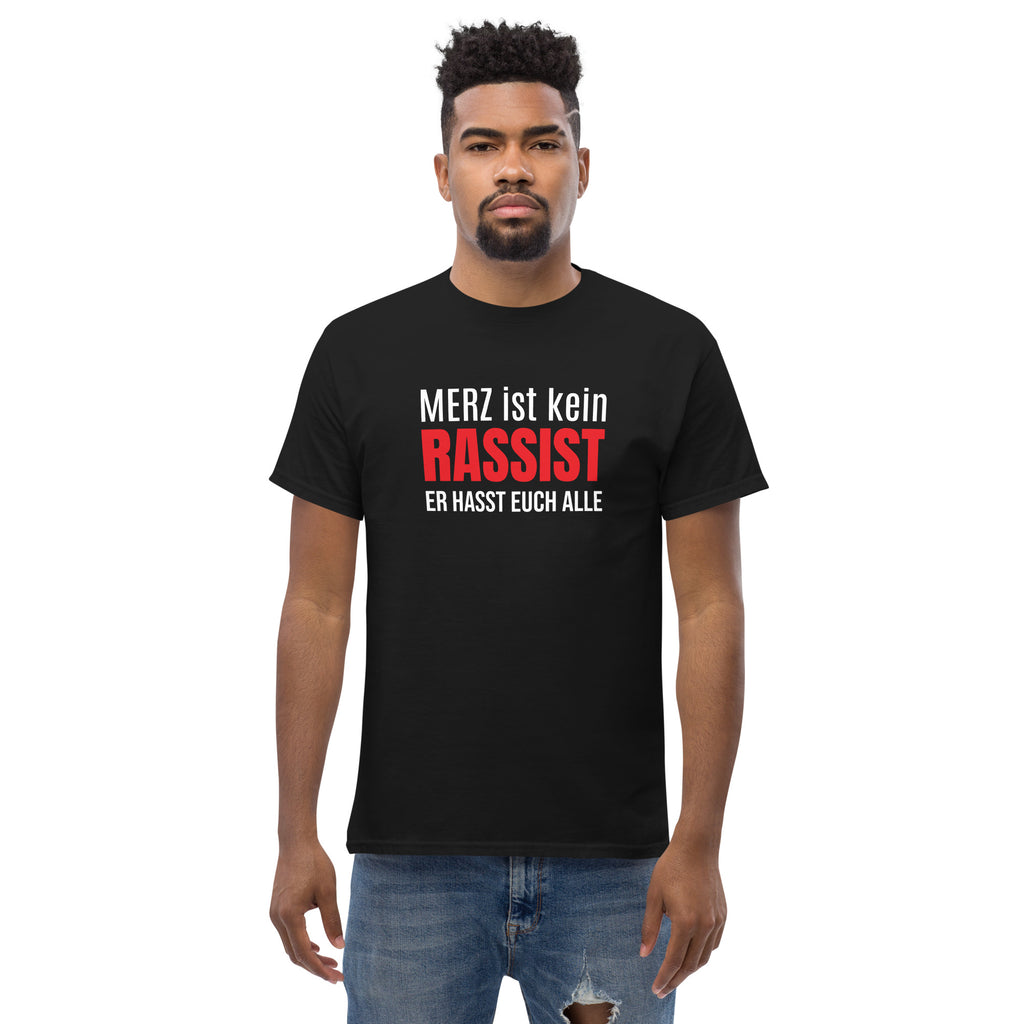 Schwarzes Unisex T‑Shirt mit dem typografischen Aufdruck ‚Merz ist kein Rassist, er hasst auch alle. Siano tutti antifacisti.