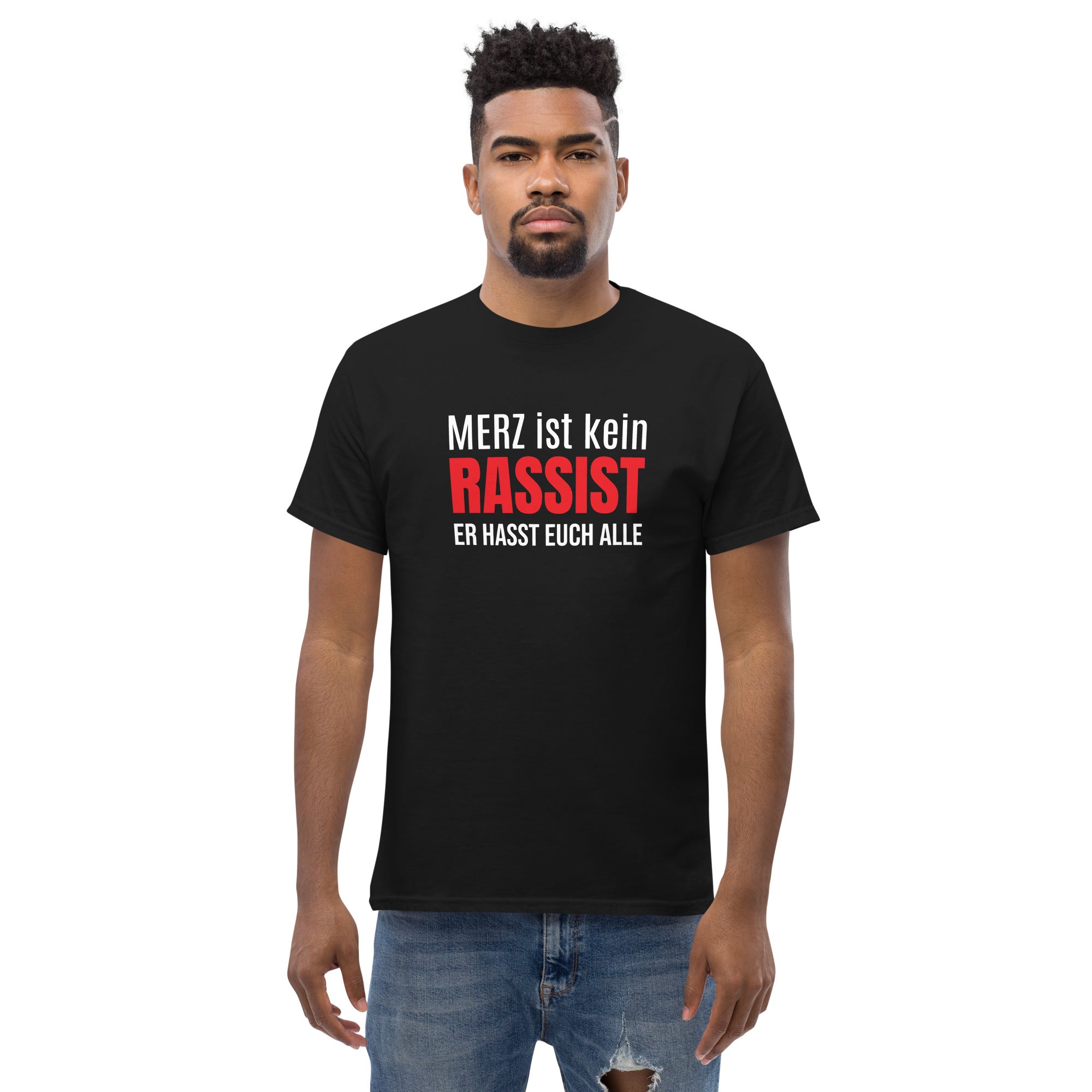 Schwarzes Unisex T‑Shirt mit dem typografischen Aufdruck ‚Merz ist kein Rassist, er hasst auch alle. Siano tutti antifacisti.