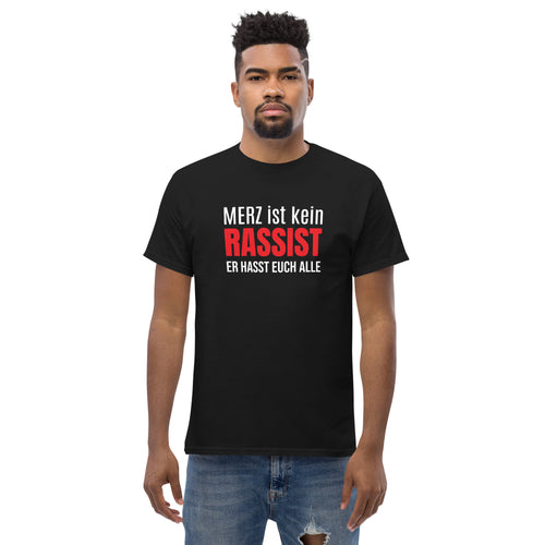 Schwarzes Unisex T‑Shirt mit dem typografischen Aufdruck ‚Merz ist kein Rassist, er hasst auch alle. Siano tutti antifacisti.