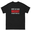„Schwarzes Unisex T‑Shirt mit dem typografischen Aufdruck ‚Merz ist kein Rassist, er hasst auch alle‘.“