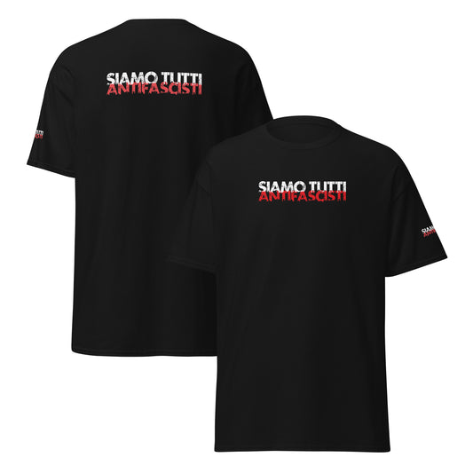 Zwei schwarze Unisex-T-Shirts mit dem Statement „SIAMO TUTTI ANTIFASCISTI“ in weiß-rotem, distressed Schriftstil. Der Schriftzug erscheint groß auf Brust und Rücken; zusätzlich kleiner auf dem linken Ärmel. Beide Shirts sind flach dargestellt – eines zeigt die Vorderseite, das andere die Rückseite.