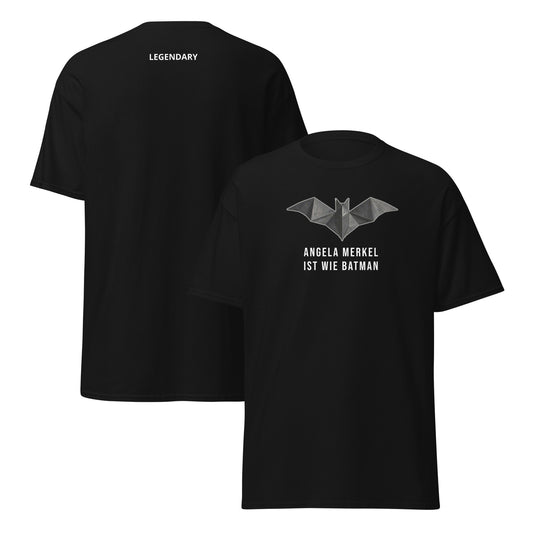 Schwarzes Herren T‑Shirt mit Origami‑Bat‑Symbol und dem Aufdruck ‚Angela Merkel ist wie Batman‘ aus der Raute – The Comeback Kollektion. Mit Backprint dezent.