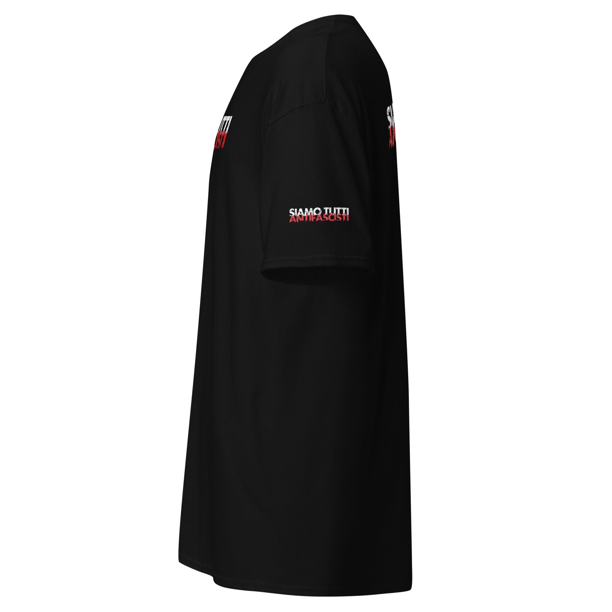Schwarzes Unisex T-Shirt in Seitenansicht mit dem Statement „SIAMO TUTTI ANTIFASCISTI“ in weiß-roter, distressed Schrift auf dem linken Ärmel und teilweise sichtbar auf der Brust.