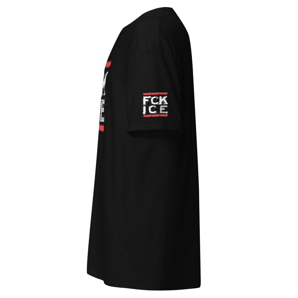 Schwarzes Herren‑T‑Shirt mit weiß‑rotem FCK ICE Frontprint im Retro‑Stil und zusätzlichem Ärmelprint, klare Haltung gegen Abschiebung