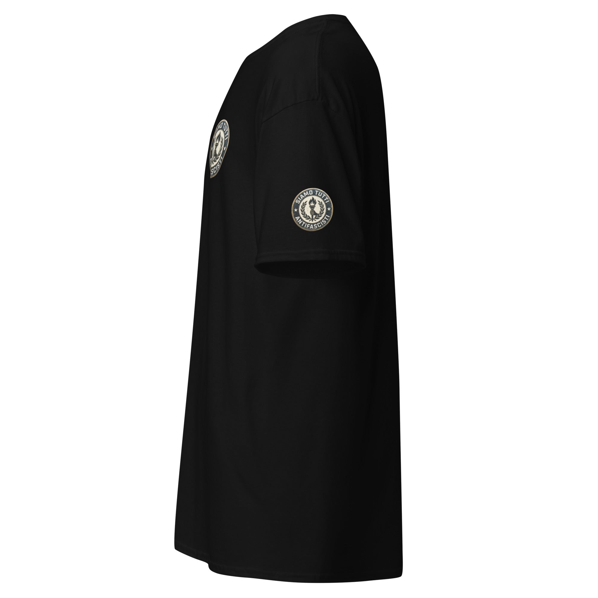 Unisex T‑Shirt in Schwarz mit rundem Emblem aus Fackel und Lorbeerkranz sowie dem Schriftzug „Siamo Tutti Antifascisti“ inkl Ärmelprint.