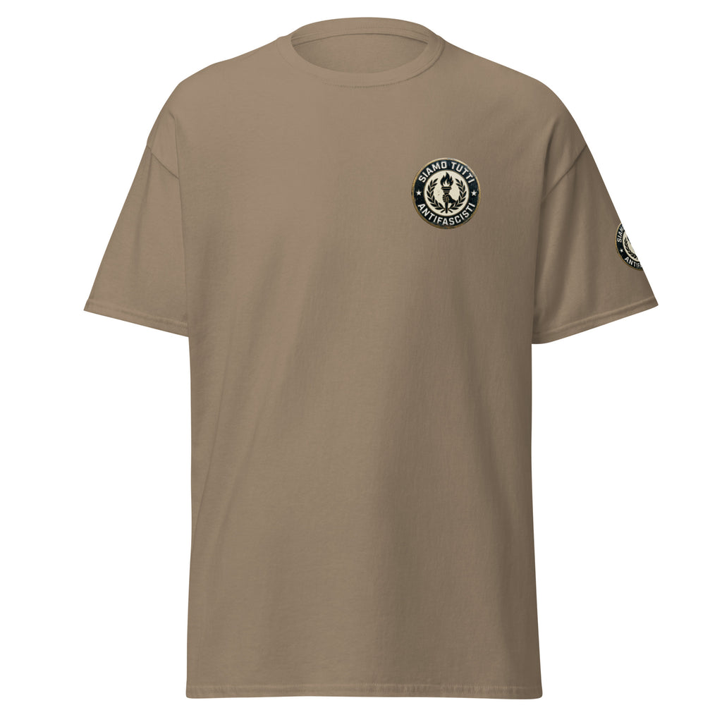Unisex T‑Shirt mit rundem Emblem aus Fackel und Lorbeerkranz und dem Schriftzug „Siamo Tutti Antifascisti“.