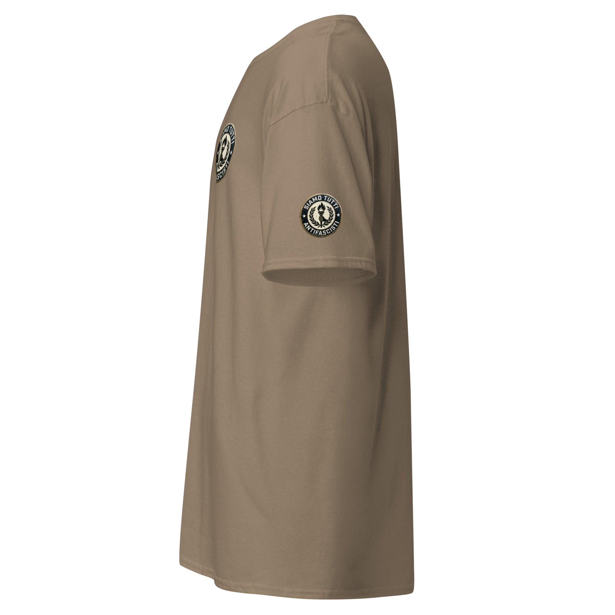 T‑Shirt mit rundem Emblem aus Fackel und Lorbeerkranz und dem Schriftzug „Siamo Tutti Antifascisti“.

