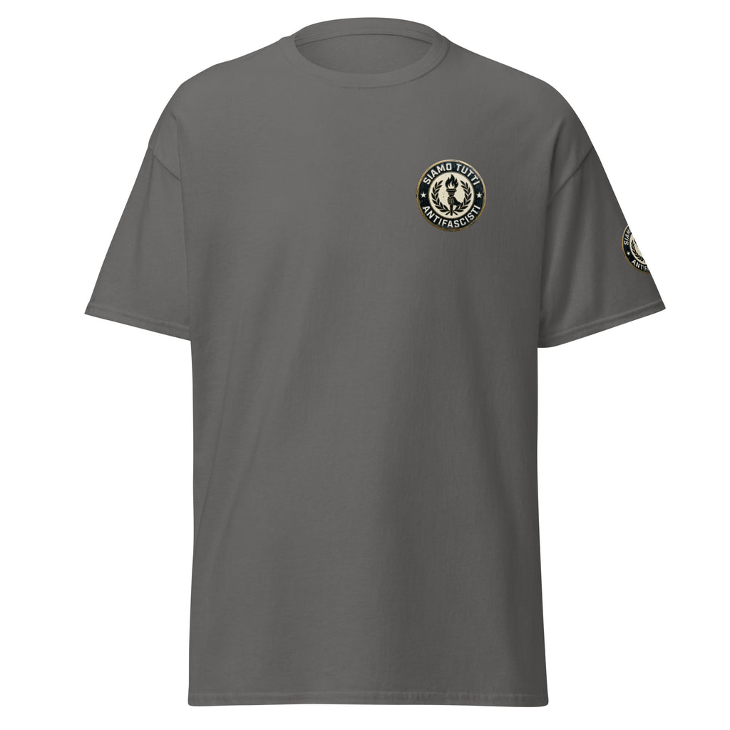 Unisex T‑Shirt mit rundem Emblem aus Fackel und Lorbeerkranz und dem Schriftzug „Siamo Tutti Antifascisti“.