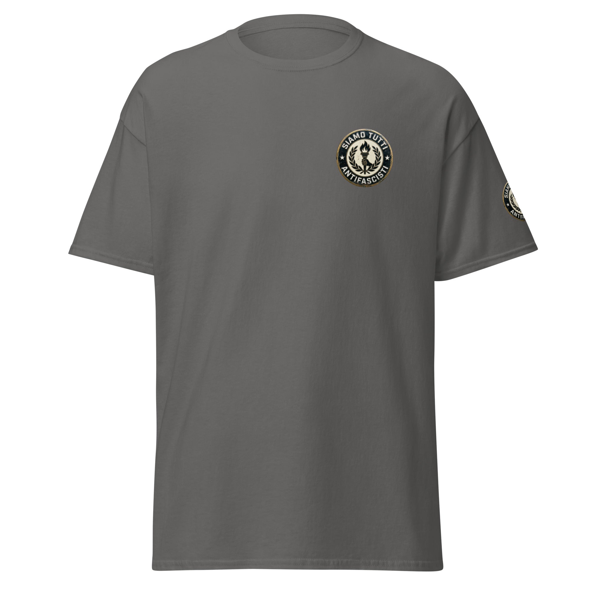 Unisex T‑Shirt mit rundem Emblem aus Fackel und Lorbeerkranz und dem Schriftzug „Siamo Tutti Antifascisti“.