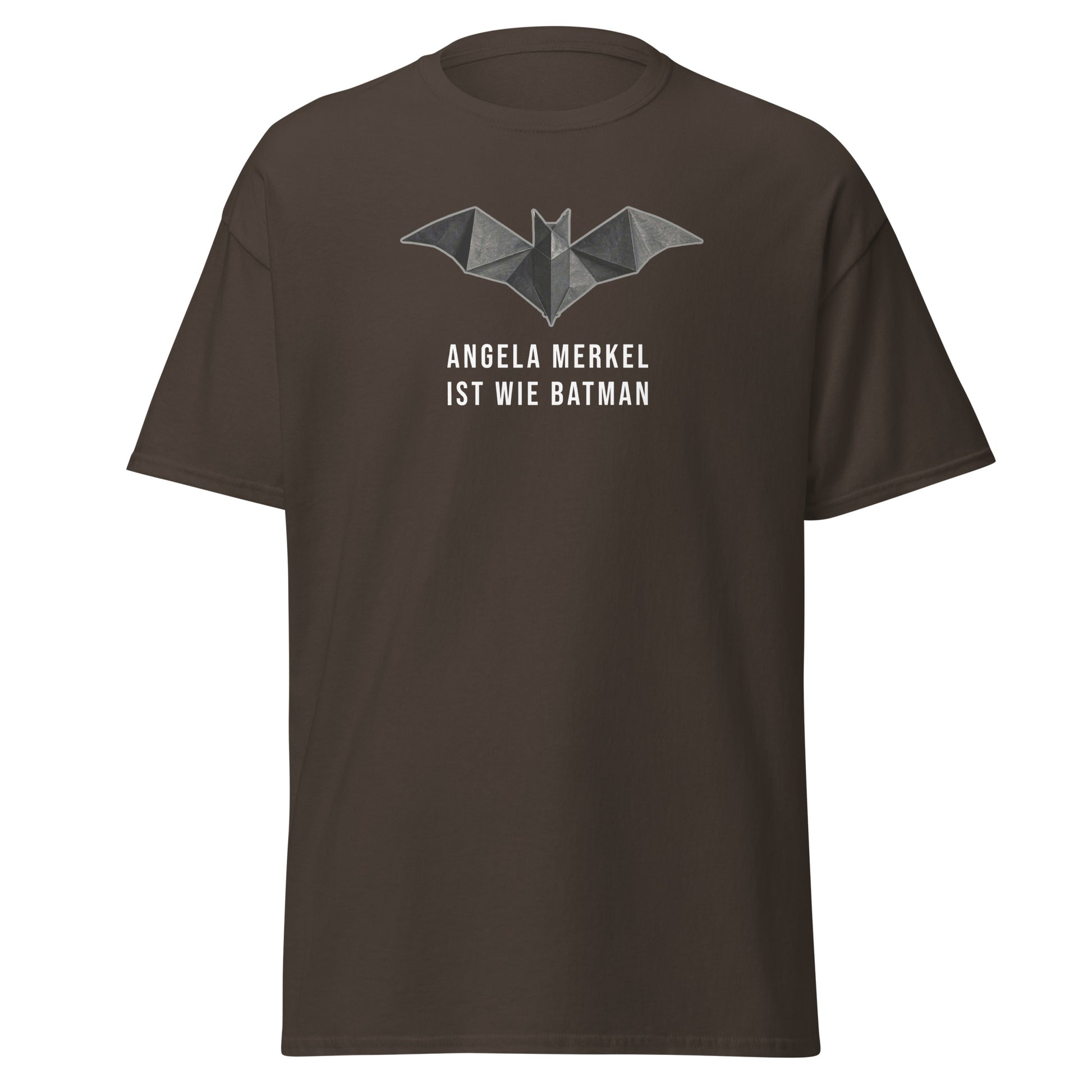 Braunes Herren T‑Shirt mit Origami‑Bat‑Symbol und dem Aufdruck ‚Angela Merkel ist wie Batman‘ aus der Raute – The Comeback Kollektion.