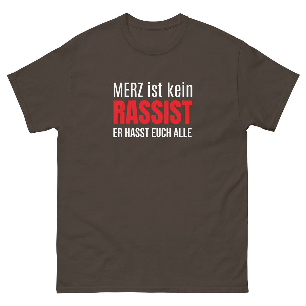 Unisex T‑Shirt mit typografischem Aufdruck ‚Merz ist kein Rassist, er hasst auch alle‘.“ mockup