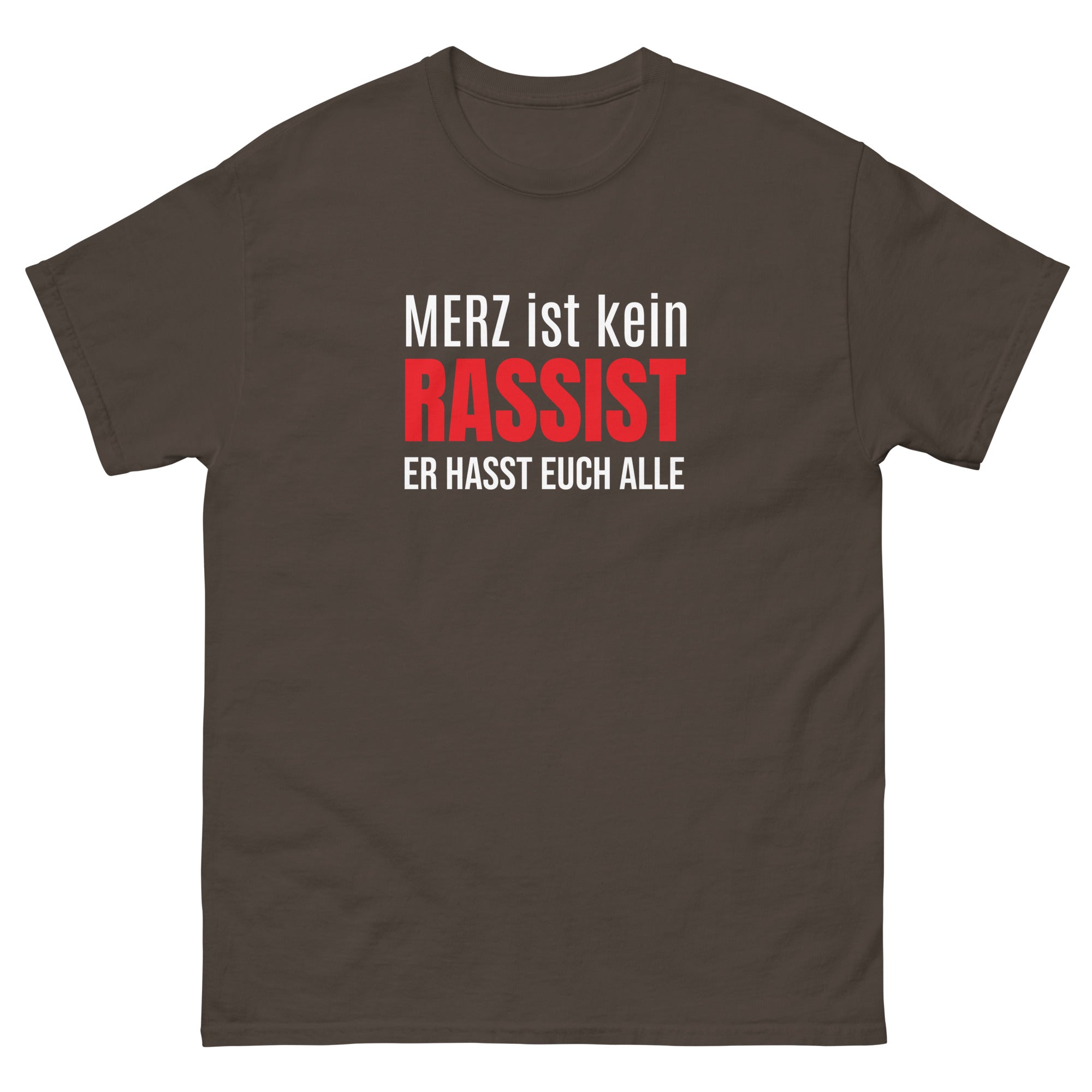 Unisex T‑Shirt mit typografischem Aufdruck ‚Merz ist kein Rassist, er hasst auch alle‘.“ mockup