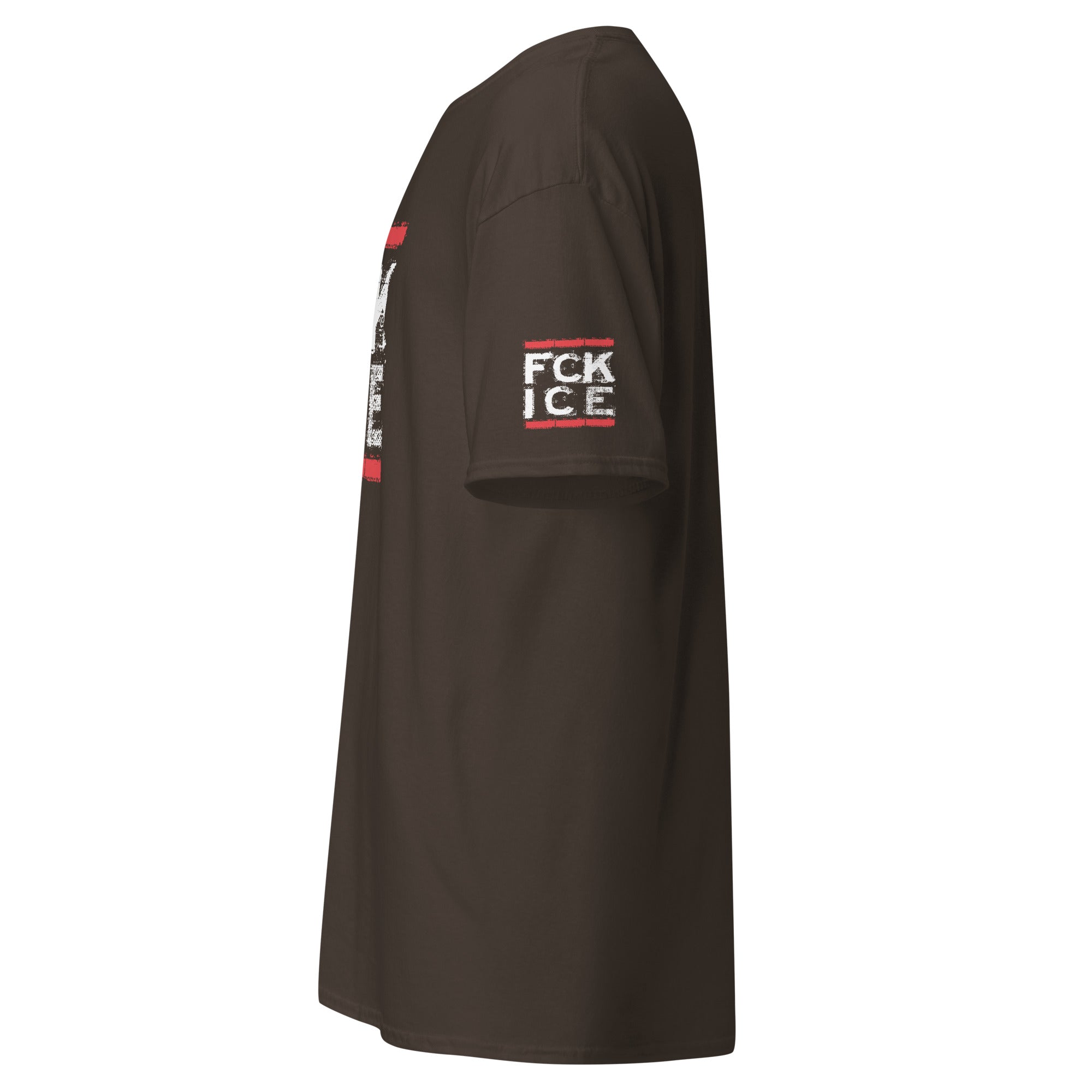 Herren‑T‑Shirt in Dunkle‑Schokolade mit weiß‑rotem FCK ICE Statement‑Print vorne und am Ärmel, Retro‑Typografie mit klarer Botschaft.
