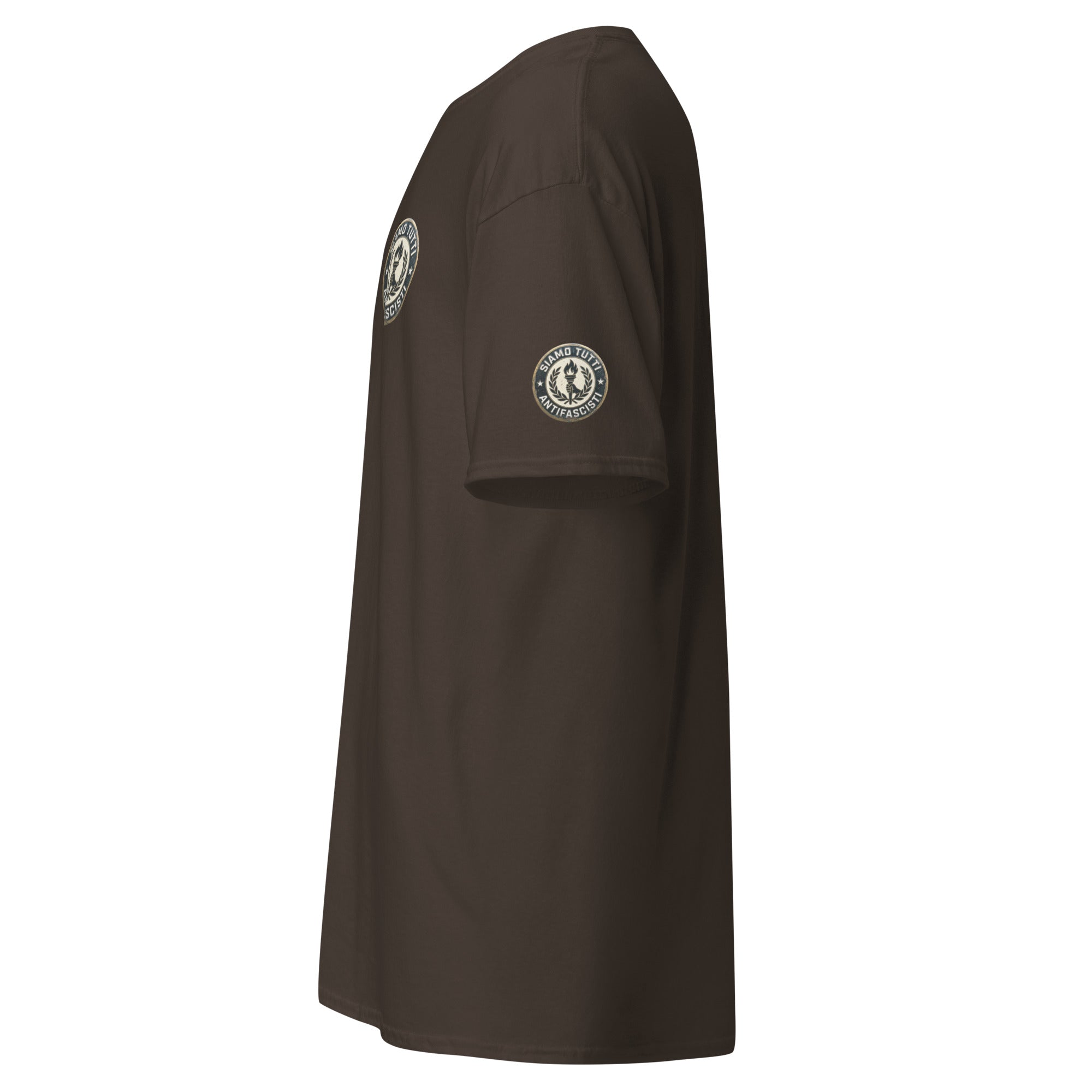 Braunes Unisex T‑Shirt mit rundem Fackel‑ und Lorbeerkranz‑Emblem und dem Schriftzug „Siamo Tutti Antifascisti“ inkl. Ärmelprint.