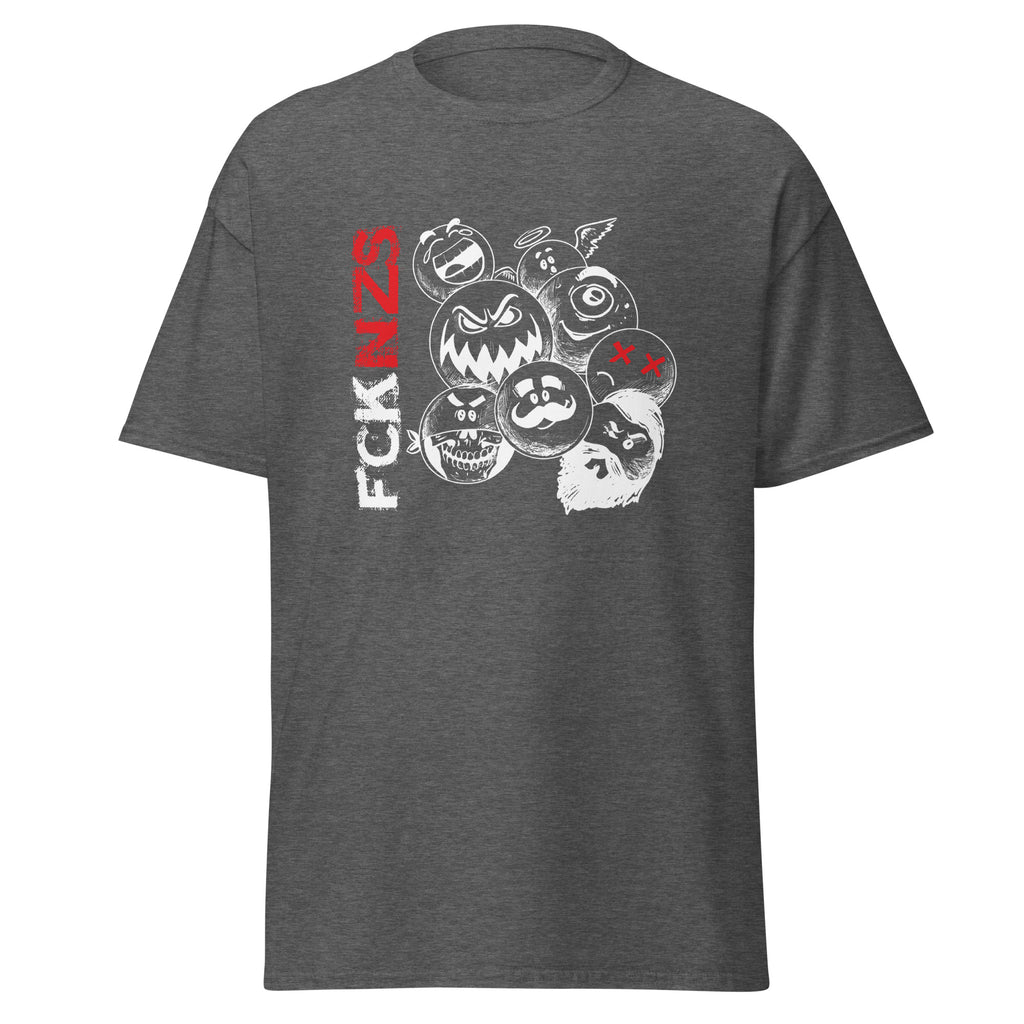 „Stilisierte Fratzen mit X‑Augen, Zähnen und Heiligenschein neben vertikalem FCK NZS Schriftzug in Weiß und Rot auf schwarzem Baumwollshirt.“