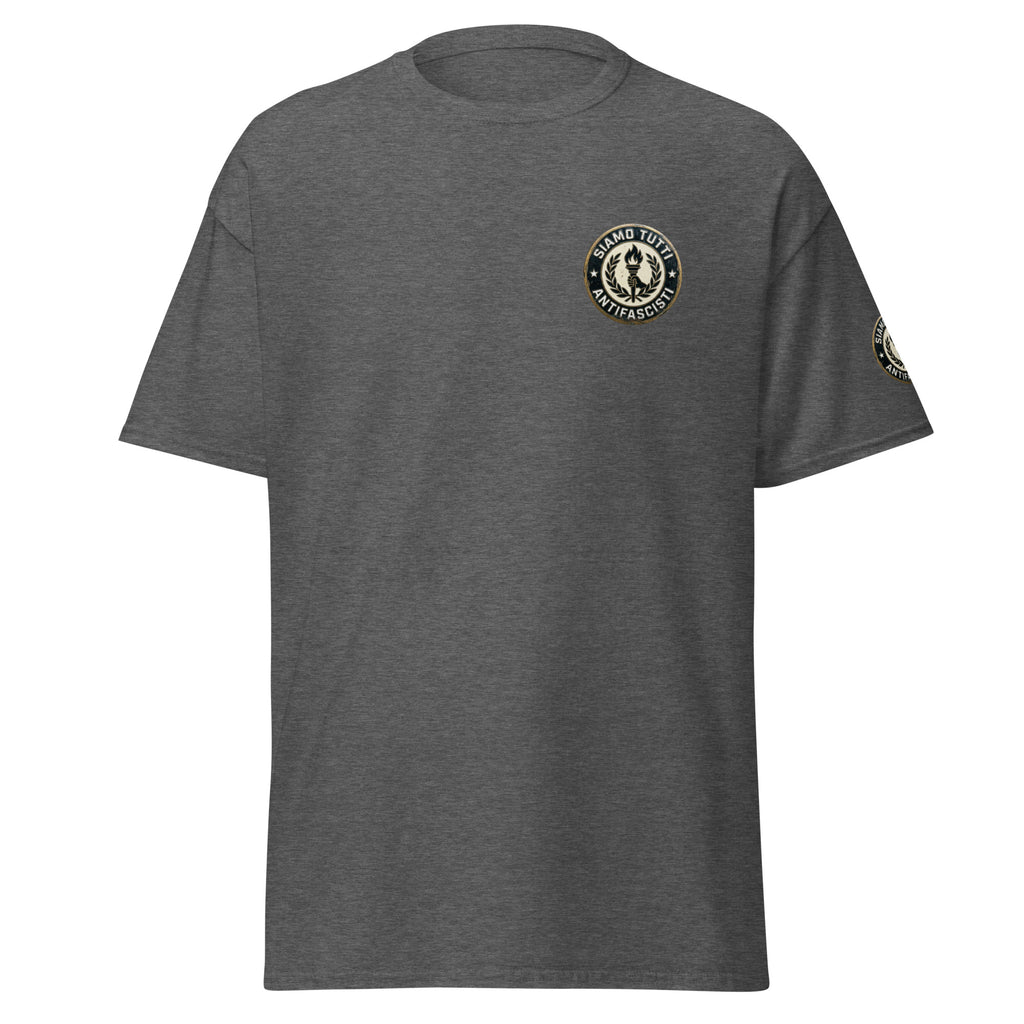 Hellgraues Unisex T‑Shirt mit rundem Fackel‑ und Lorbeerkranz‑Emblem und dem Schriftzug „Siamo Tutti Antifascisti“.