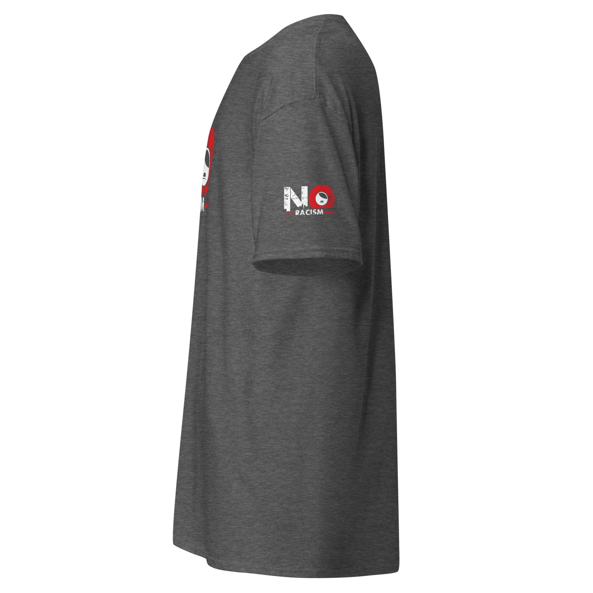 Product m Seitenansicht Unisex T‑Shirt NO RACISM, kontrastreicher Frontprint, sichtbarer Ärmeldruck, nachhaltige Baumwolle.ockup