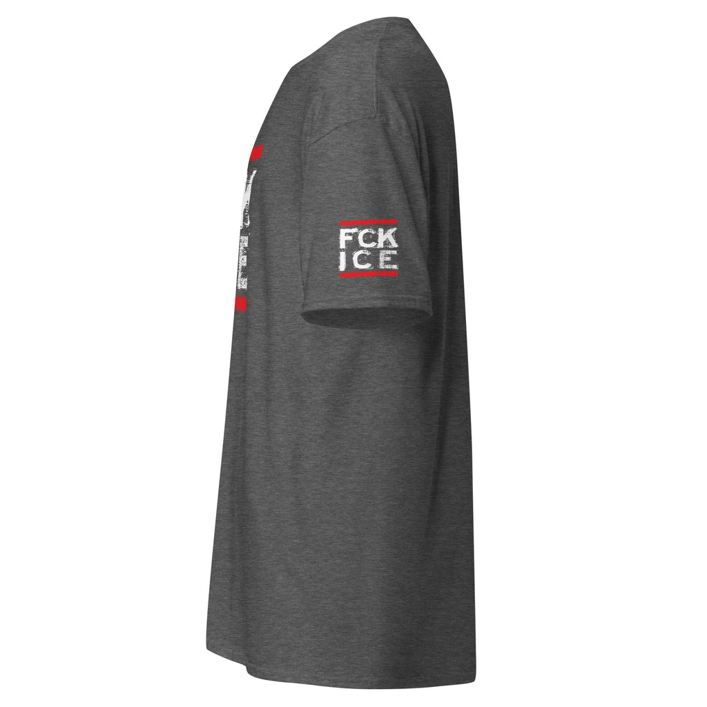 Graues Heather‑Herren‑T‑Shirt mit weiß‑rotem FCK ICE Frontprint und Ärmelprint im Vintage‑Stil, klare politische Haltung gegen Abschiebung