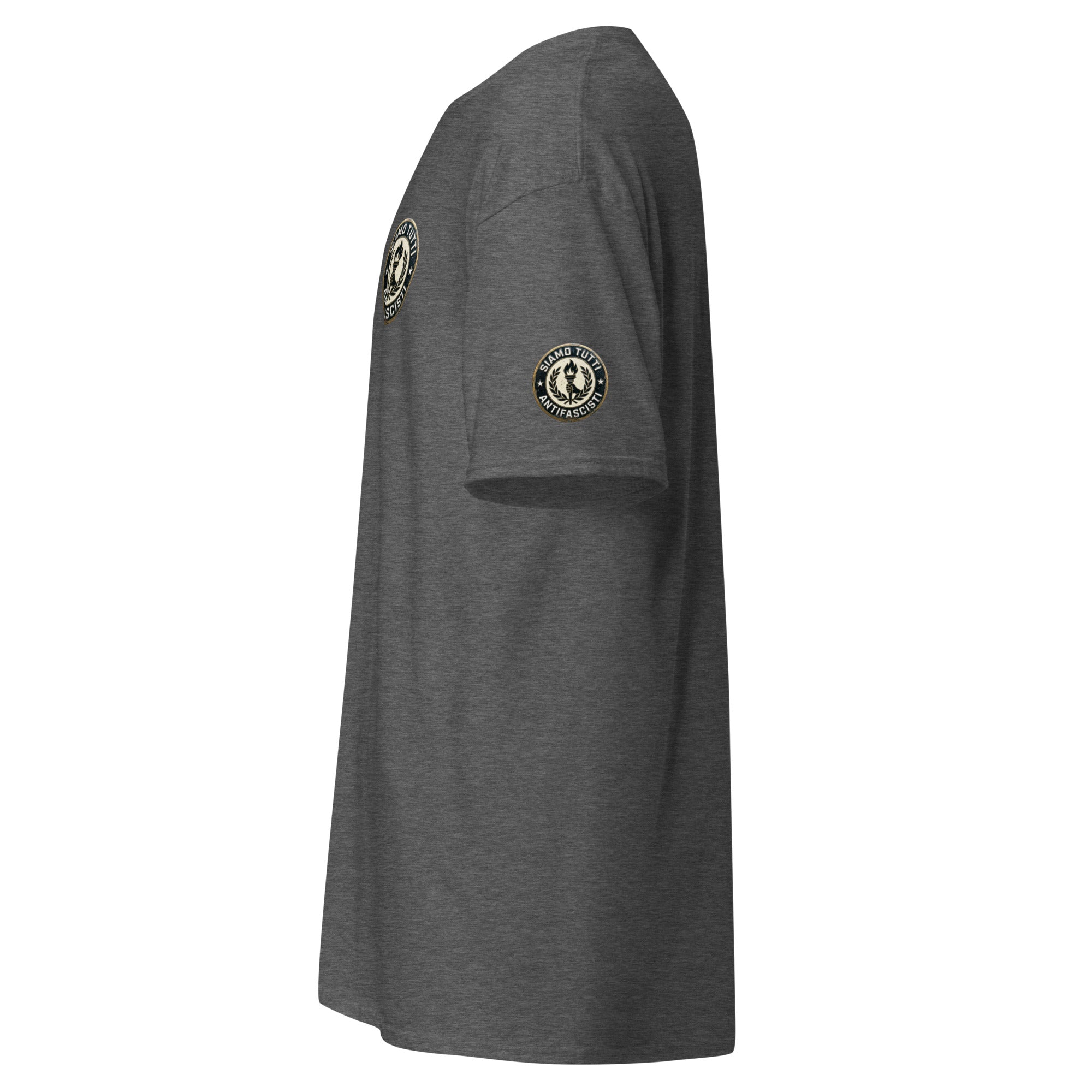 Hellgraues Unisex T‑Shirt mit rundem Fackel‑ und Lorbeerkranz‑Emblem und dem Schriftzug „Siamo Tutti Antifascisti“ inkl. Ärmelprint
