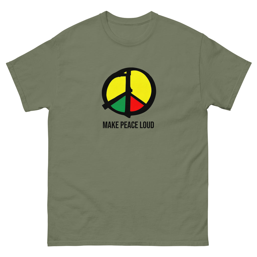 Grünes Unisex T‑Shirt mit großem Peace‑Symbol in panafrikanischen Farben. Das Symbol enthält die Silhouette eines Gewehrs, das in ein Friedenszeichen übergeht. Darunter steht der Text Make Peace Loud.