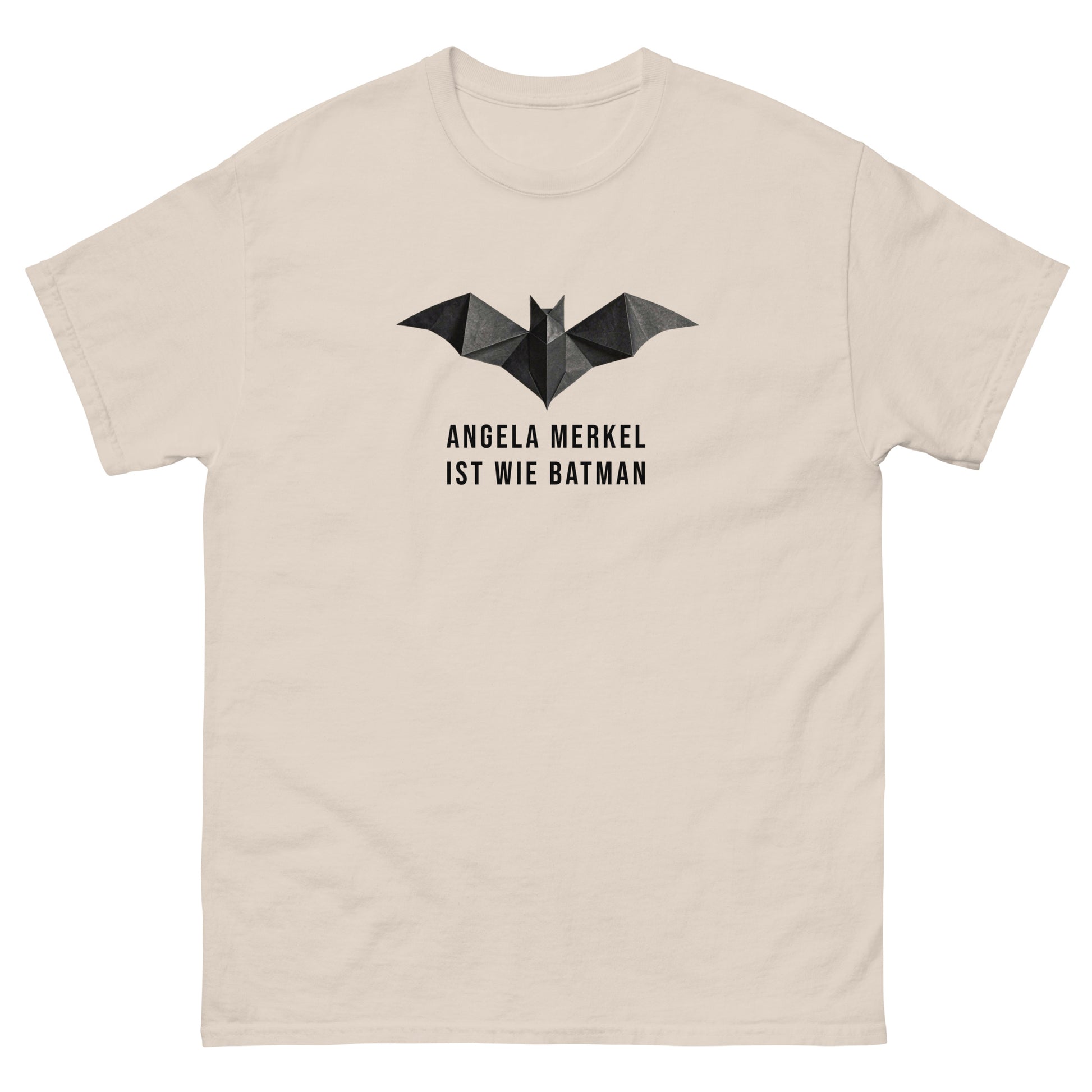  T‑Shirt mit Bat‑Symbol und dem Aufdruck ‚Angela Merkel ist wie Batman‘ – Light Edition der Raute‑Kollektion.