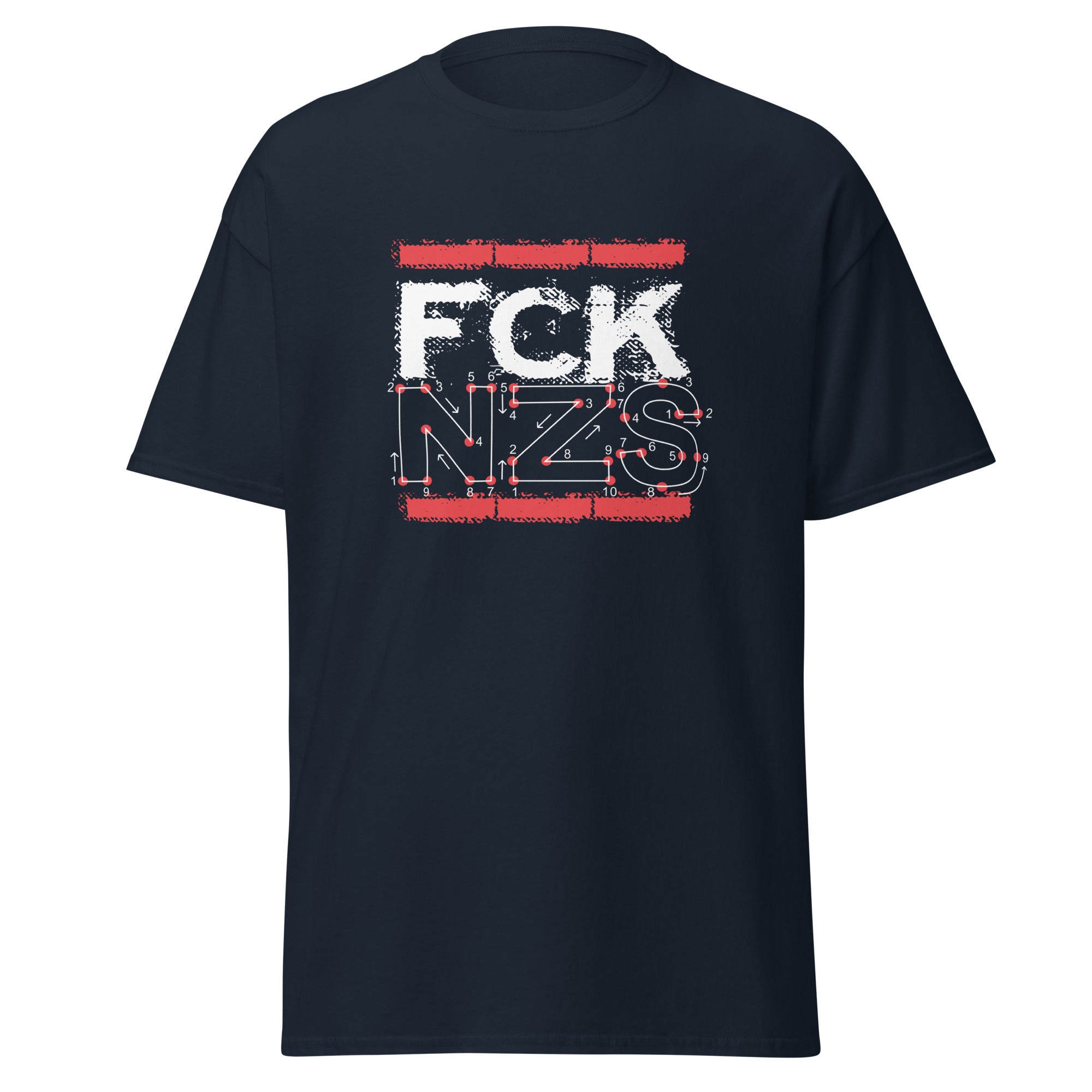 Navy Herren‑T‑Shirt mit weiß‑rotem FCK NZS Frontprint in distressed Typografie, Buchstaben als Zahlenbild mit roten Verbindungslinien.