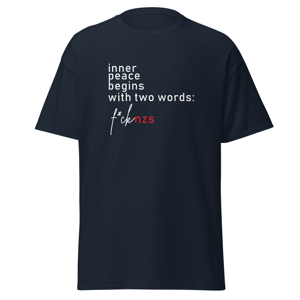 Navy Unisex‑T‑Shirt mit weiß‑rotem Print: ‚Inner Peace Begins With Two Words: FCK NZS‘ – klare politische Botschaft gegen Faschismus.“