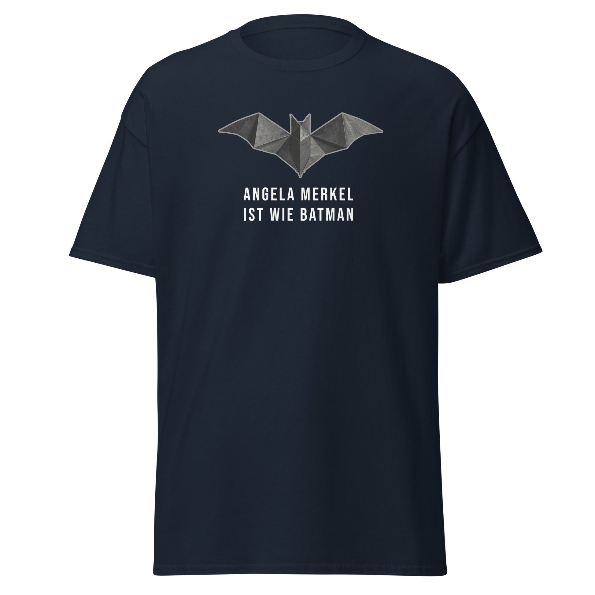 Blaues Herren T‑Shirt mit Origami‑Bat‑Symbol und dem Aufdruck ‚Angela Merkel ist wie Batman‘ aus der Raute – The Comeback Kollektion.