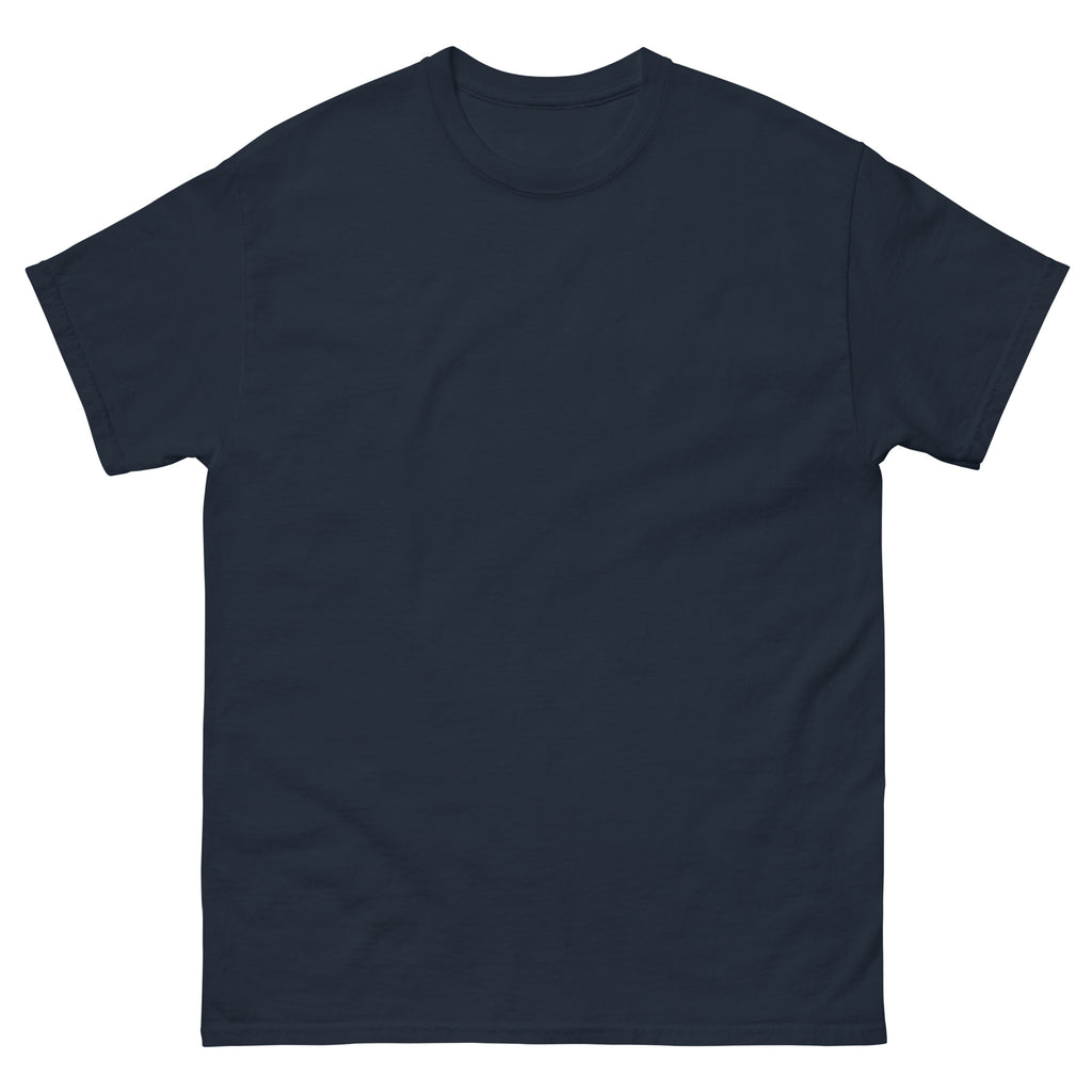 „Navyfarbenes T‑Shirt mit weißem Backprint ‚Siamo tutti antifascisti‘, deutlicher politischer Schriftzug.“